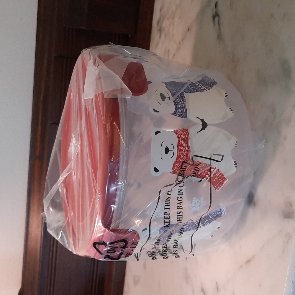 NWT.  Lock&Lock 44 oz Container POLAR BEARS